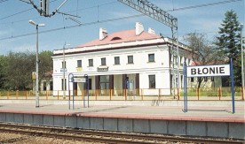 Błonie, budynek stacyjny, widok z peronu, 2.09.1998 (2). Fot. J....